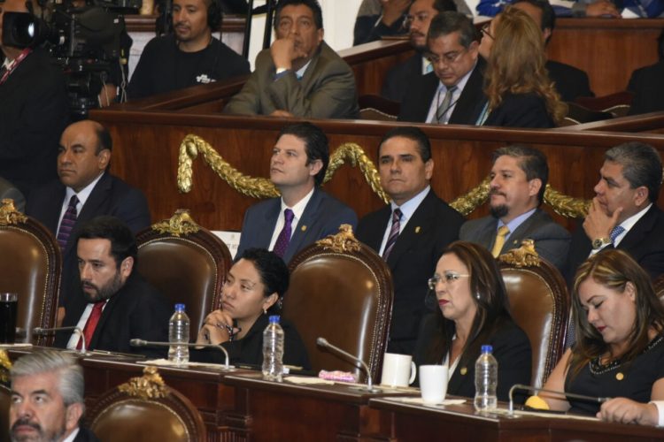 Asiste Silvano Aureoles a informe de Miguel Ángel Mancera.