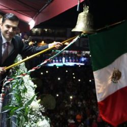 Arenga César Chávez al pueblo para cumplir con el tradicional "grito"