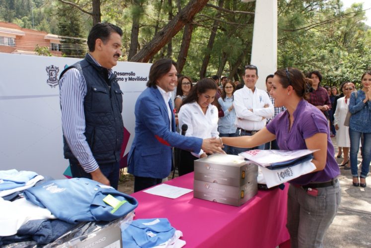 Sedetum y Semarnacc entregan uniformes a personal sindicalizado