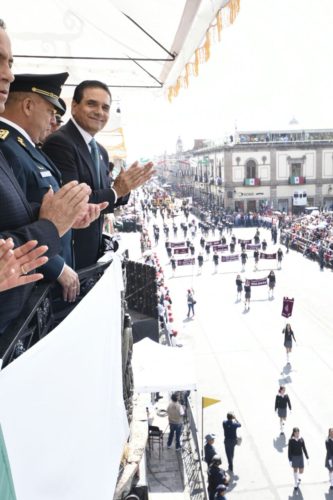 Presencia Gobernador el tradicional Desfile Cívico del 16 de septiembre.
