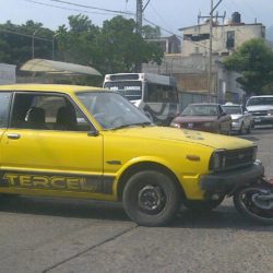Vehículo atropella y hiere a motociclista