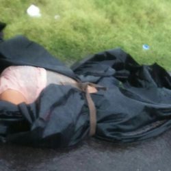 Encuentran cadáver de desconocido en bolsas