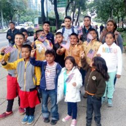 Niños michoacanos con doble nacionalidad tramitan su pasaporte de EU.