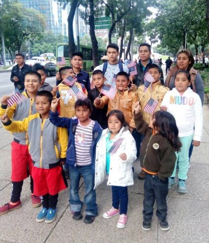 Niños michoacanos con doble nacionalidad tramitan su pasaporte de EU.