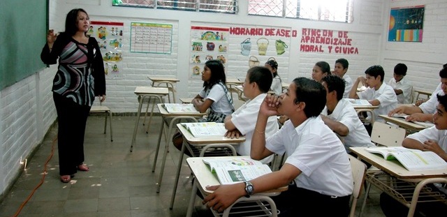 Padres de familia y maestros acuerdan regreso a las aulas y no más paros, en Coalcomán
