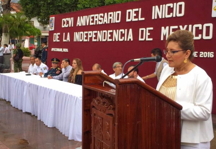 Con acto y desfile, ayuntamiento de Apatzingán conmemora la independencia