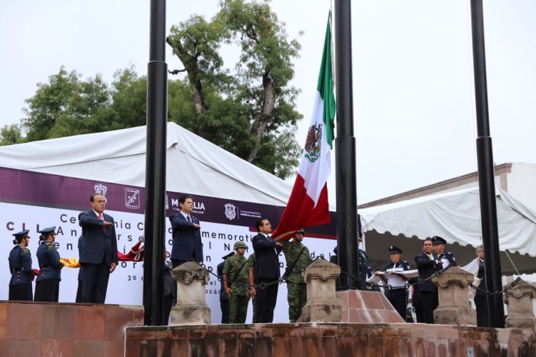 Encabeza Gobernador izamiento de Bandera Nacional en Morelia.