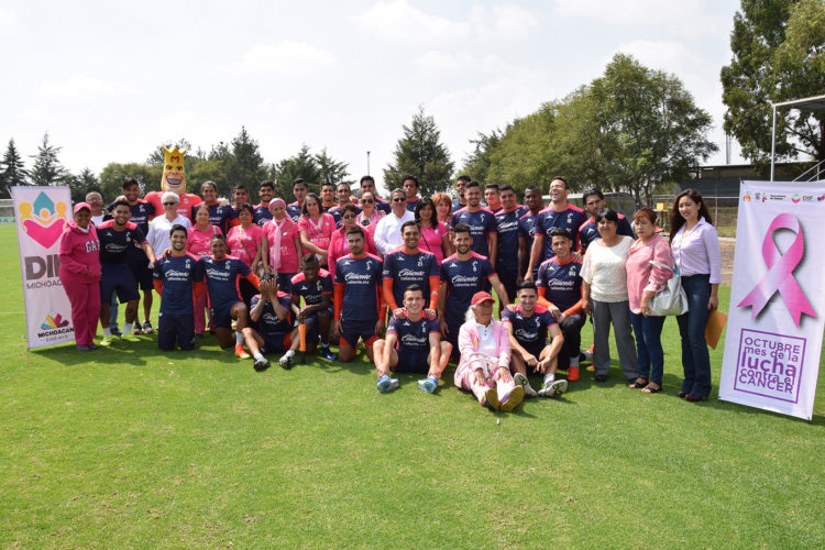 Conviven jugadores de Monarcas Morelia con pacientes oncológicas
