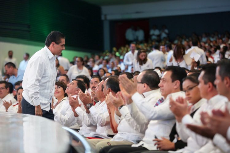 Asiste Silvano Aureoles a informe de Gobernador de Guerrero