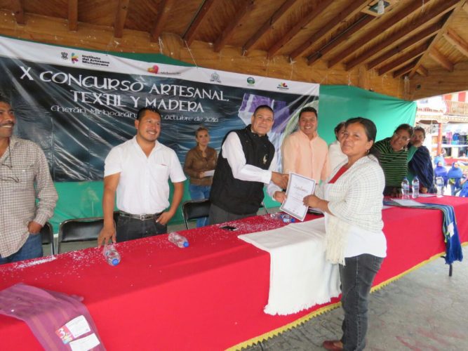 IAM y Concejo Mayor premian a artesanos de Cherán.