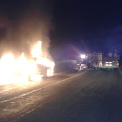 A causa de corto circuito se incendia camioneta.