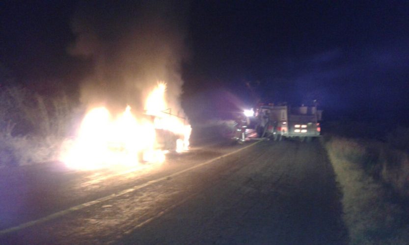 A causa de corto circuito se incendia camioneta.