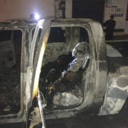 Hallan dos cuerpos calcinados dentro de camioneta incendiada