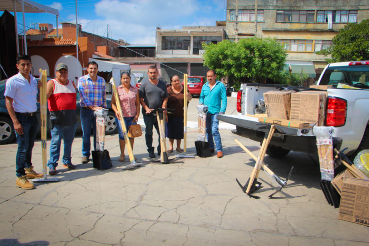 Entrega César Chávez apoyos a más de 150 habitantes.