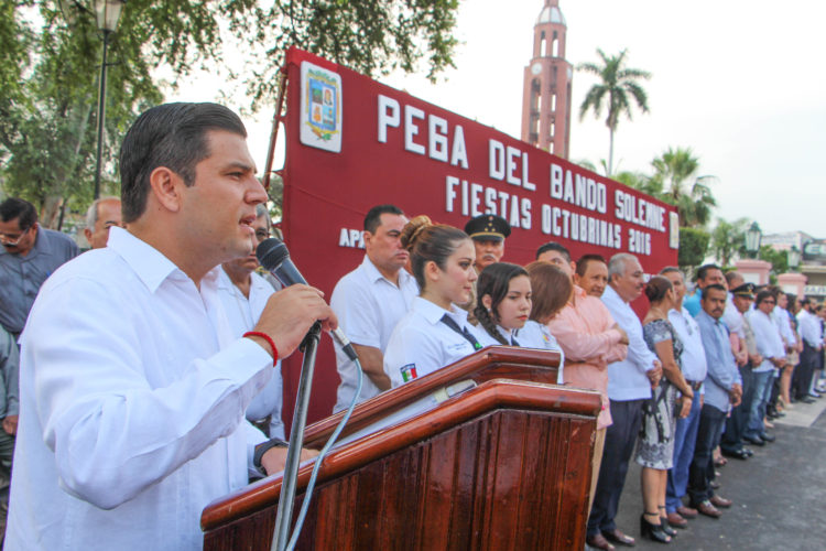 Encabezan César Chávez y el Gral. DEM Isaac Cruz Muñoz, colocación del Bando Solemne.