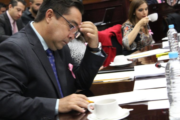 Aprueban reforma anti-cobro en estacionamientos de plazas comerciales
