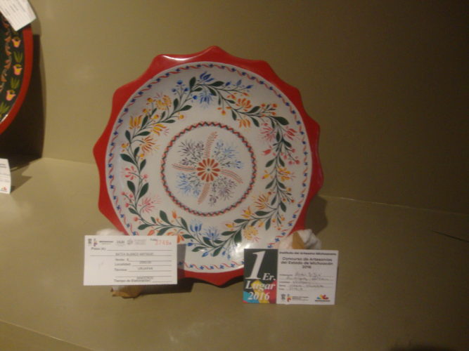 Premian a ganadores del Concurso Artesanal de Maque Incrustado y Textil de Algodón Bordado