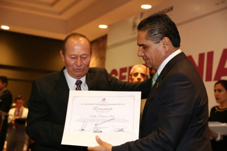 Celebra Silvano Aureoles Día del Notario.