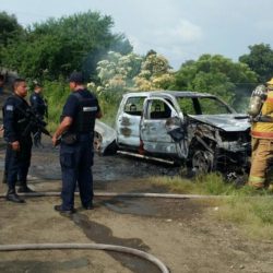 Enfrentamiento entre grupos armados; queman camioneta.