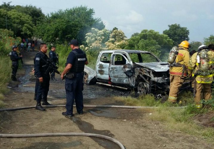Enfrentamiento entre grupos armados; queman camioneta.