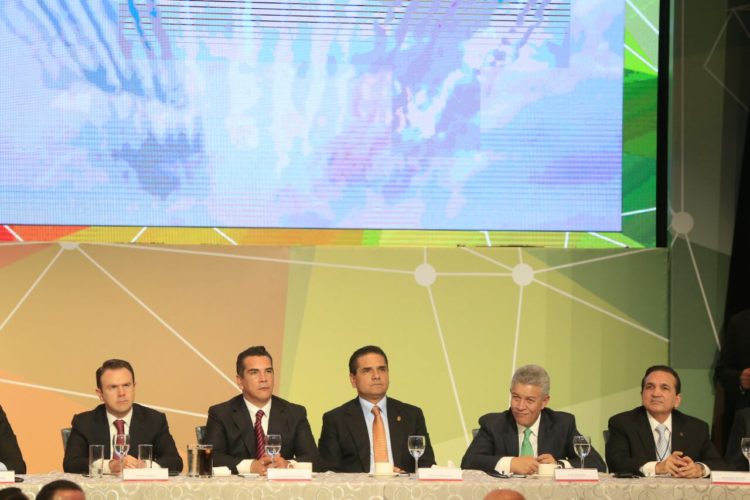 Asiste Silvano Aureoles a celebración 99 aniversario de Concanaco Servytur