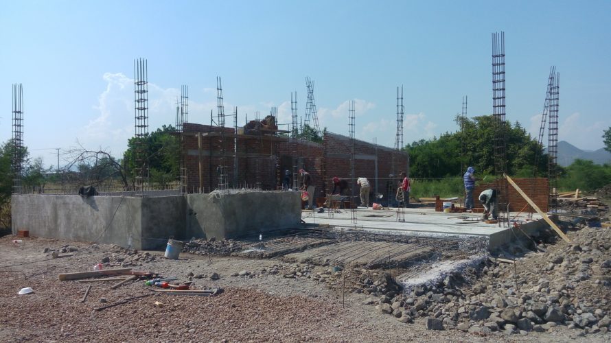 Construye e Gobierno del Estado centro de acopio de leche fresca en Tepalcatepec