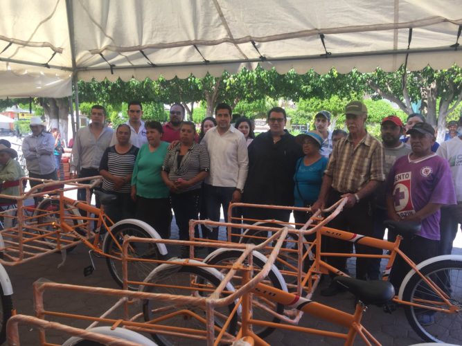 Entrega Cedemun apoyos en Yurécuaro
