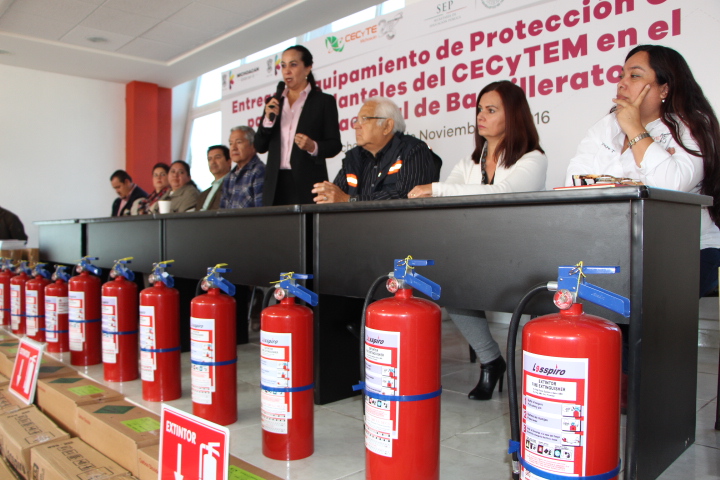 Entrega de equipo para protección civil a planteles del CECyTEM