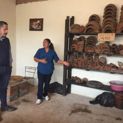 Otorgan apoyos a talleres artesanales en Tzintzuntzan y Pátzcuaro