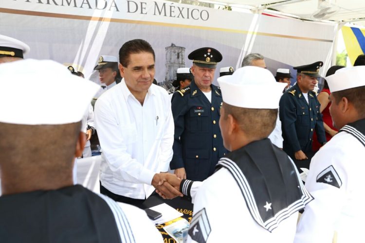 Encabeza Gobernador ceremonia de Día de la Armada en Puerto de Lázaro Cárdenas