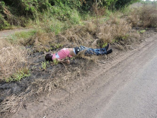 Tiran cuerpos de hombre y mujer cerca del panteón apatzinguense