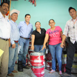 Setenta beneficiados con alambre para mejorar la infraestructura del campo.