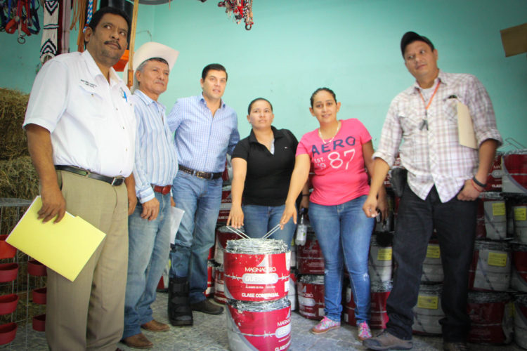 Setenta beneficiados con alambre para mejorar la infraestructura del campo.