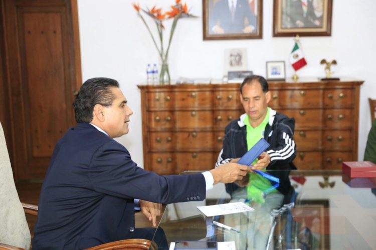Reconoce Gobernador triunfos del atleta paralímpico Salvador Hernández