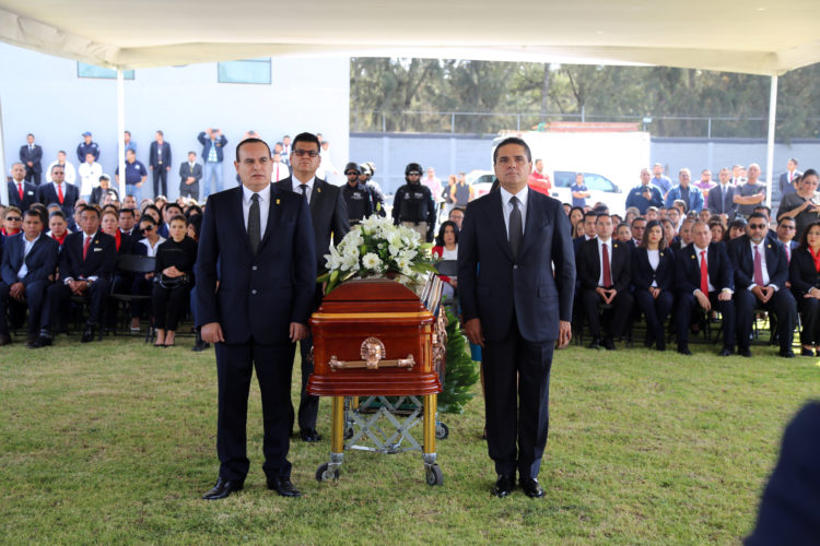 Encabeza Gobernador homenaje póstumo al agente caído en Uruapan