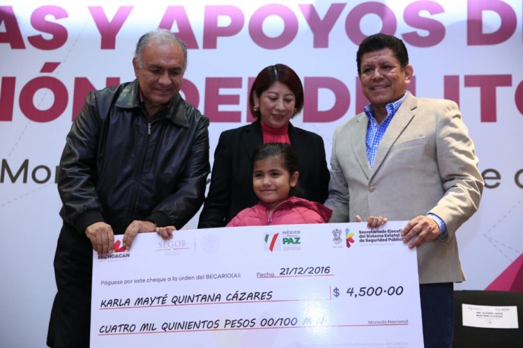 Entregan 7 mdp en becas a niños y jóvenes en riesgo de deserción escolar