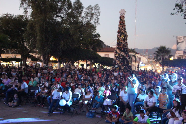 Realizan Encendido del Árbol en el Jardin de Los Constituyentes