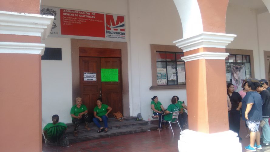 Vuelven al paro de labores burócratas michoacanos