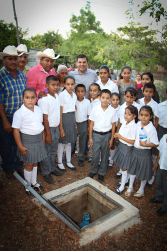 Inaugura César Chávez la techumbre y red de agua potable en Holanda