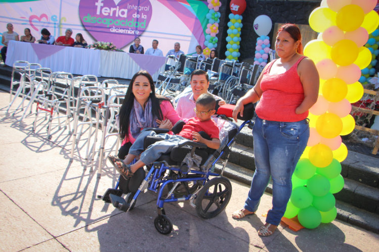Entrega DIF Municipal ayuda a discapacitados