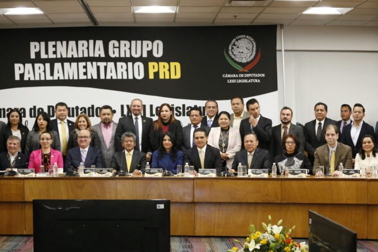 Conmina Silvano Aureoles a diputados federales a defender a migrantes