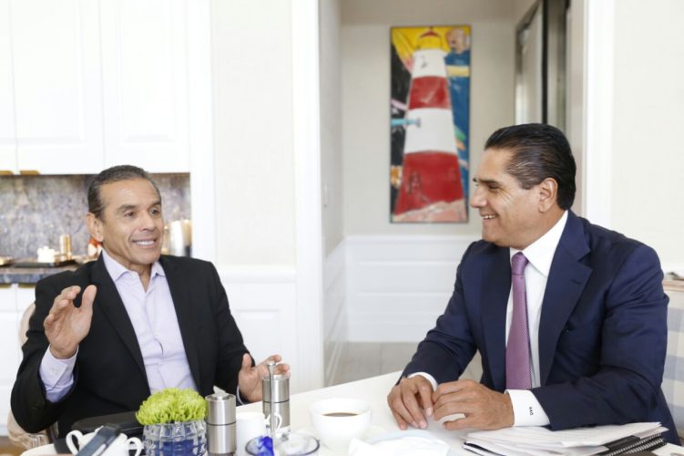 Dialoga Silvano Aureoles con ex alcalde hispano de Los Ángeles