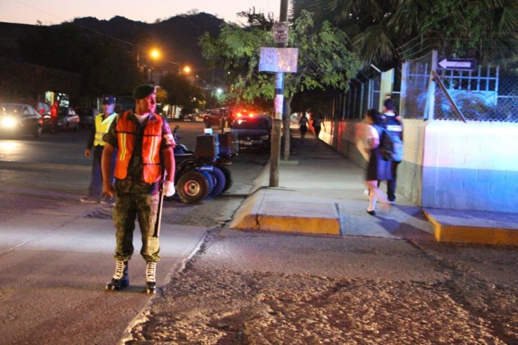 Madruga el ejército a montar operativo de seguridad frente al Centro Educativo La Paz