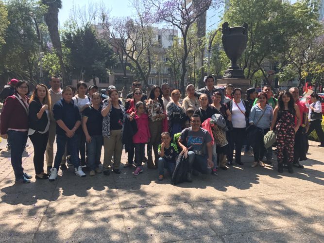 Acompaña Semigrante a niños de Michoacán a tramitar pasaporte de EU
