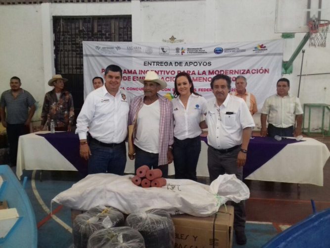 Entrega Compesca 2.3 mdp en incentivos para pescadores en Múgica