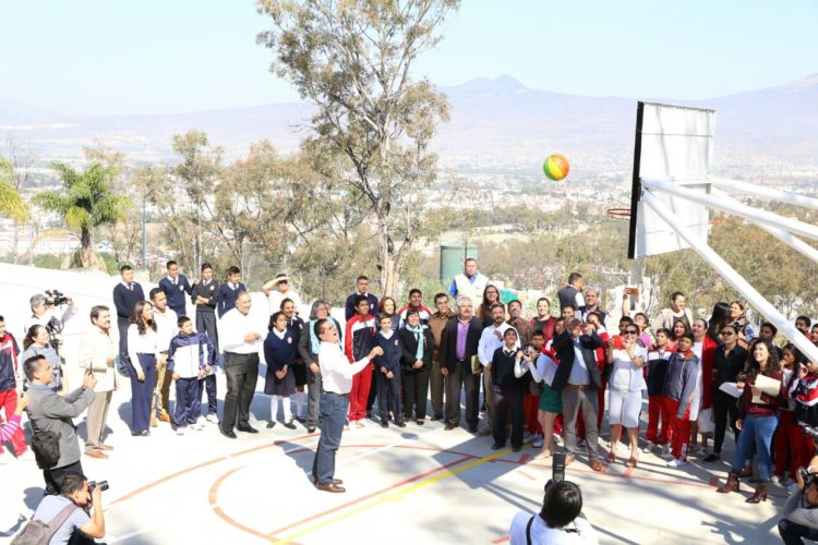 Cumple Gobernador obras en Secundaria Técnica No. 120 de Morelia