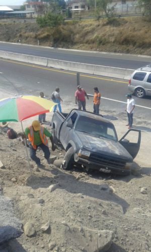 Camíoneta se impacta contra un talud