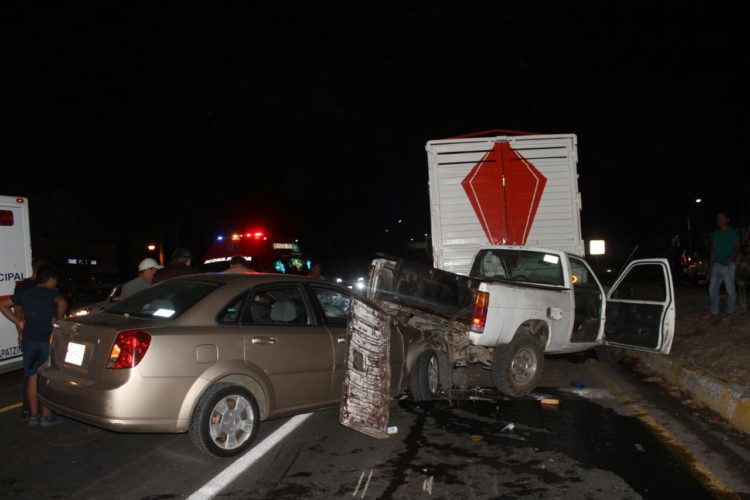 Le amputan pierna a mecánico en una "carambola" vehicular