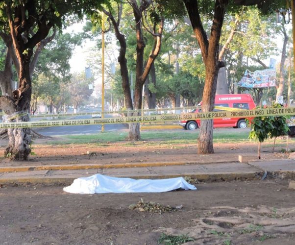 Muere ebrio consuetudinario en céntrica avenida de Apatzingán