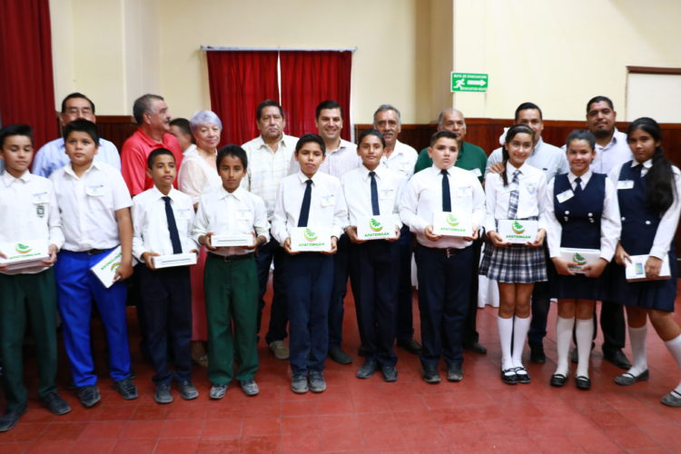Niños y niñas ganadores de la Olimpiada del Conocimiento reciben Tablet's